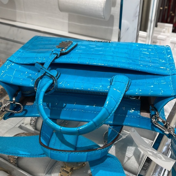 Michael Kors Gigi Small Crocodile Embossed
Leather Messenger Bag
SANTORINI BLUE - Picture 6 of 16